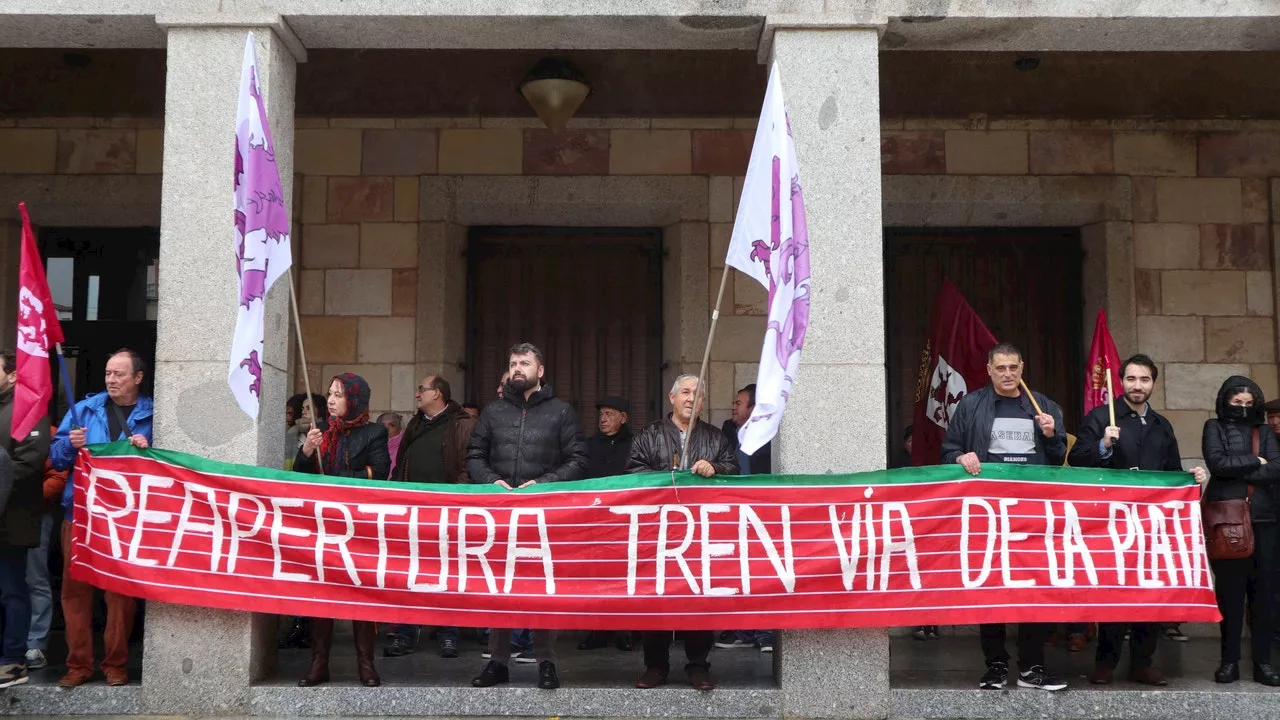 Cientos de personas se concentran para revindicar la reapertura del tren Ruta de la Plata