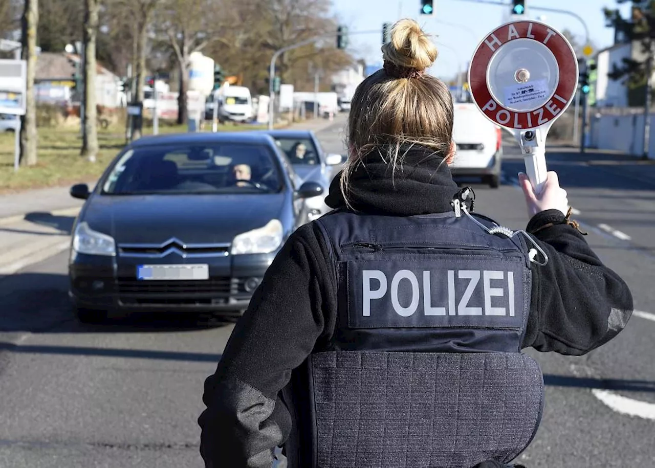 Amburgo, uomo armato sfonda con auto cancello aeroporto: chiuso scalo