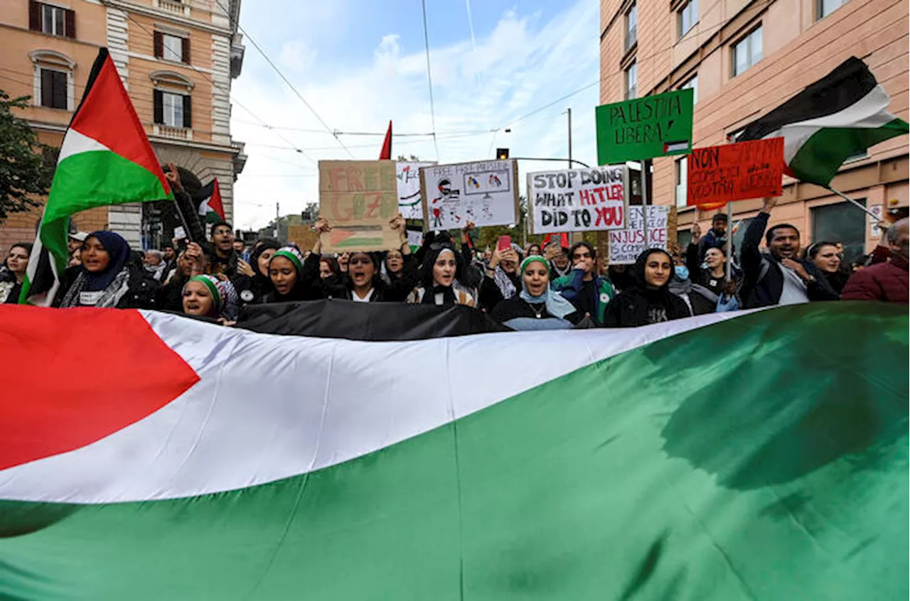 Corteo a Roma, Basta soldi alle guerre, Palestina Libera'