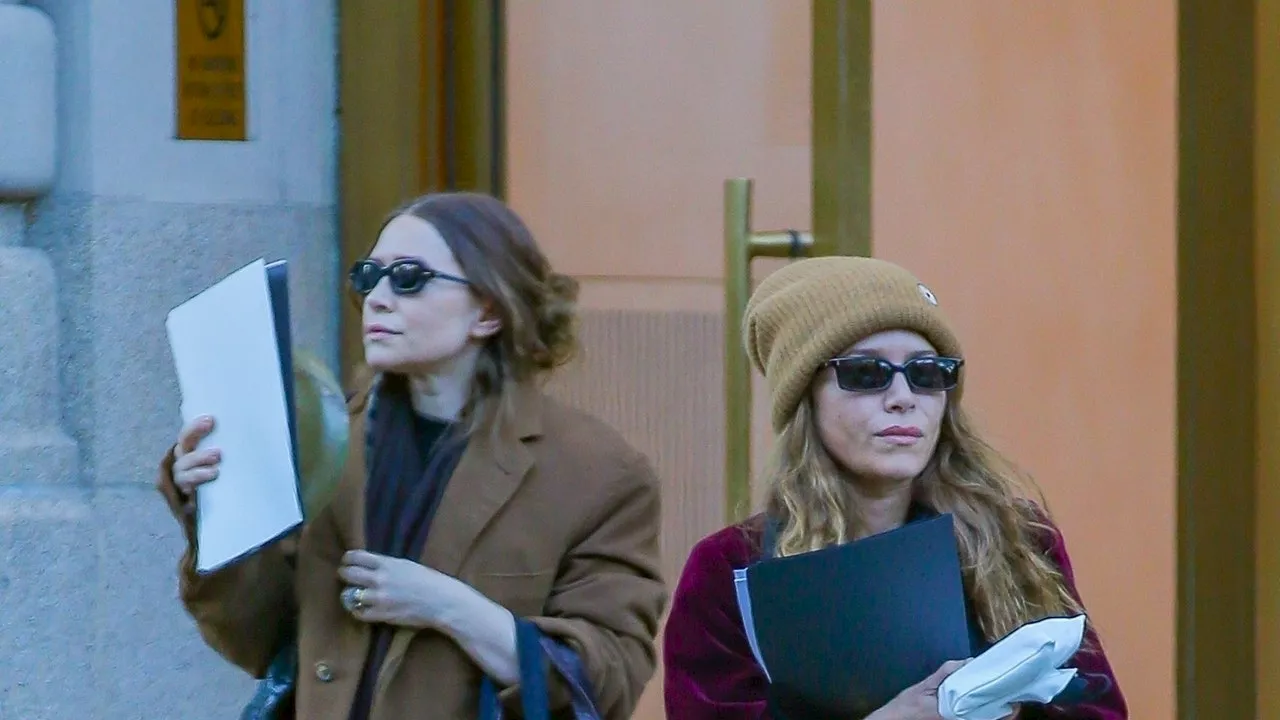 Mary-Kate & Ashley Olsen Prove That Twinning Can Be Cool