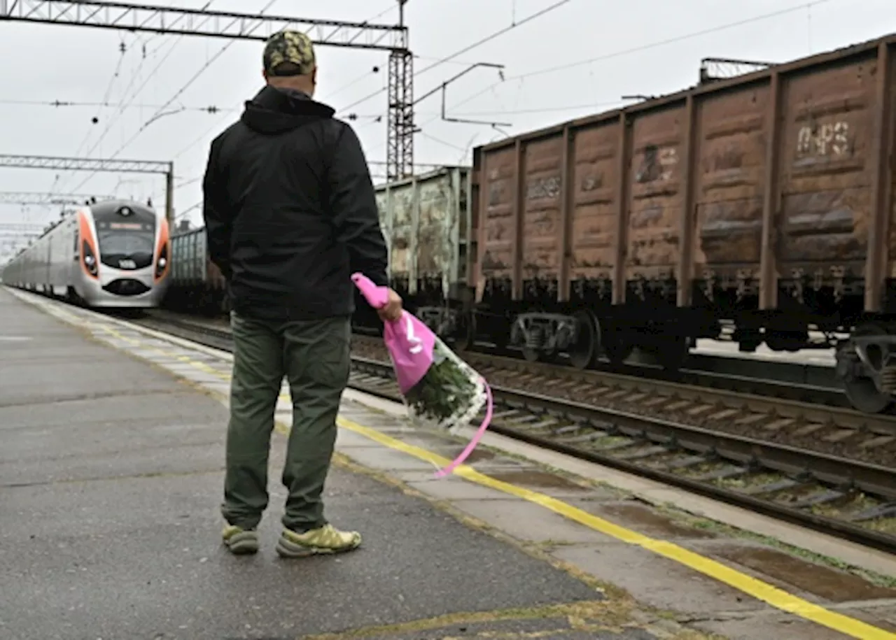 En Ukraine, près du front, le train 712 et le quai des larmes