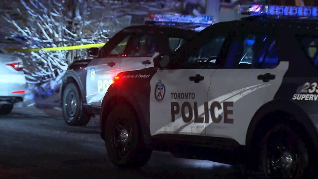 Suspect at large following stabbing in downtown Toronto bar