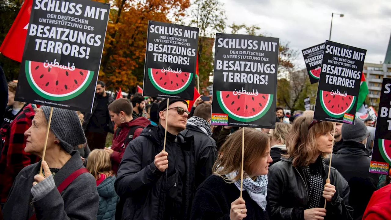 Demonstrationen unter strengen Auflagen: Tausende marschieren in Berlin, Anzeigen in Düsseldorf und Duisburg