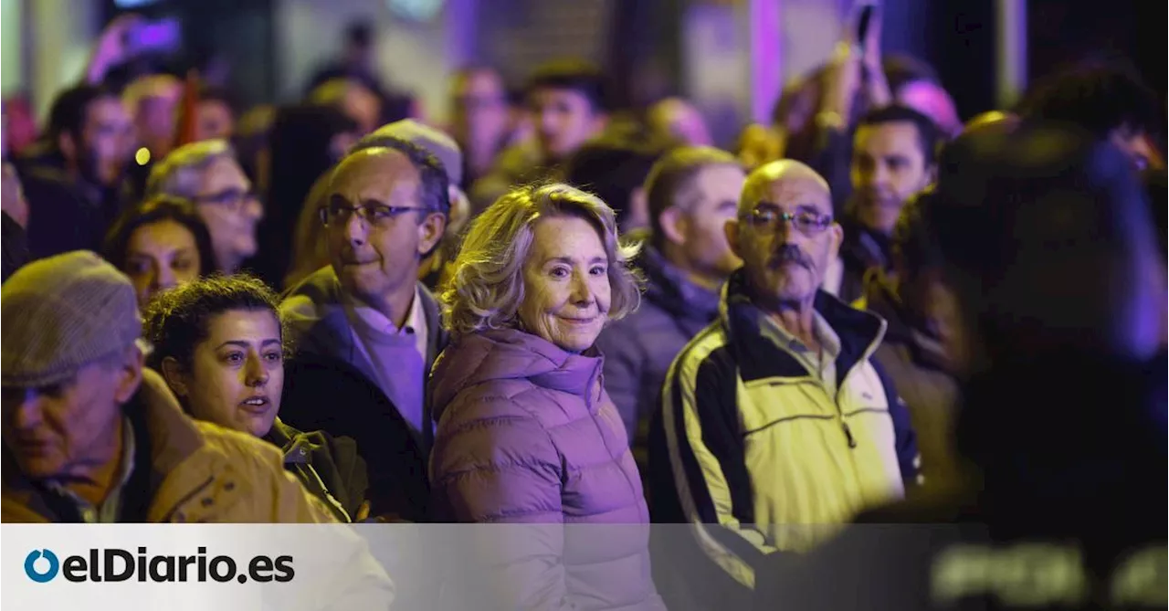 Esperanza Aguirre anima a decenas de personas a cortar el tráfico en una protesta en Ferraz