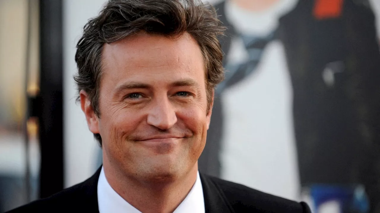 ¡Adiós Amigo! Matthew Perry Fue Sepultado en Los Ángeles; Elenco de 'Friends' Asiste a Funeral