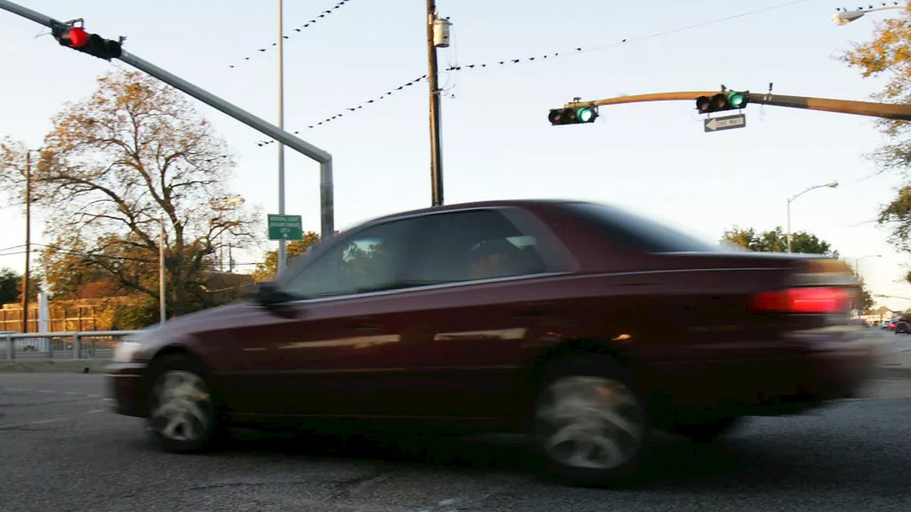 US cities reconsider allowing drivers to turn right at red lights citing rising pedestrian deaths