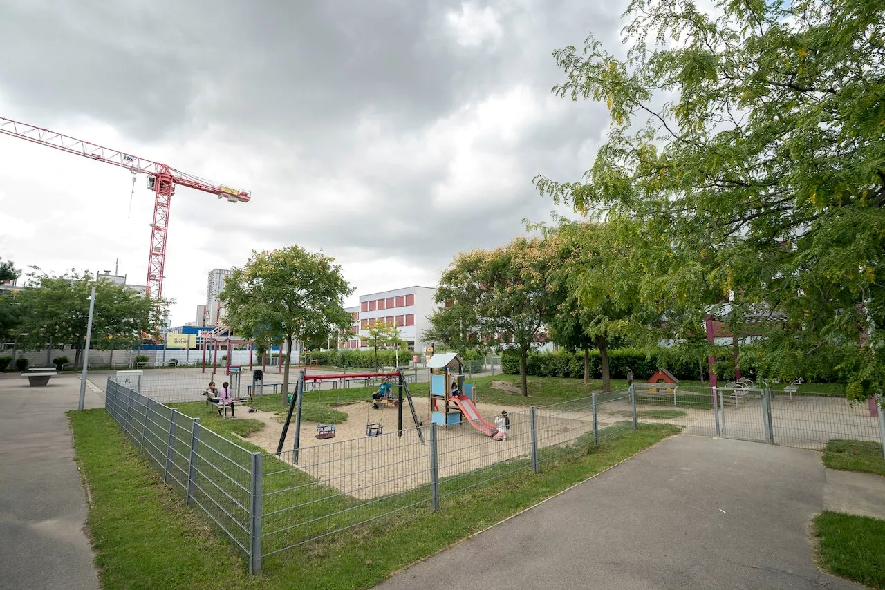 Spielplatz-Schaukel reißt – Kind schwer verletzt