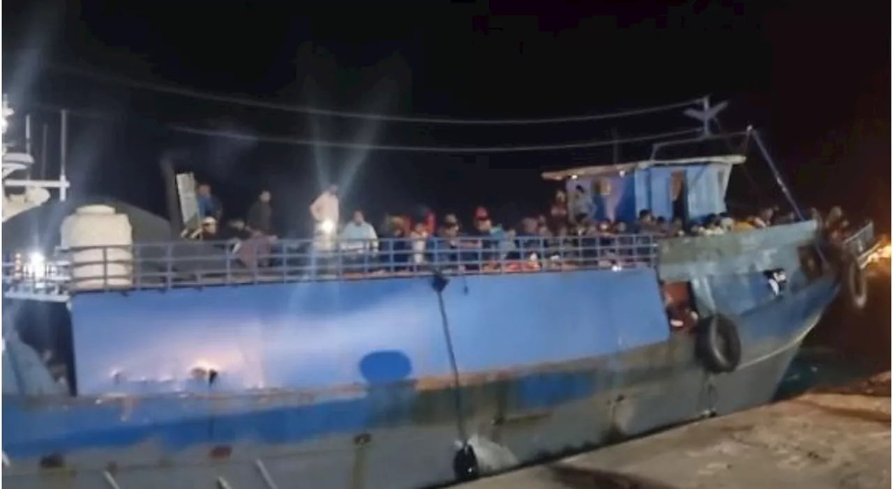 Maxi sbarco di migranti a Lampedusa, circa 400 su di un peschereccio