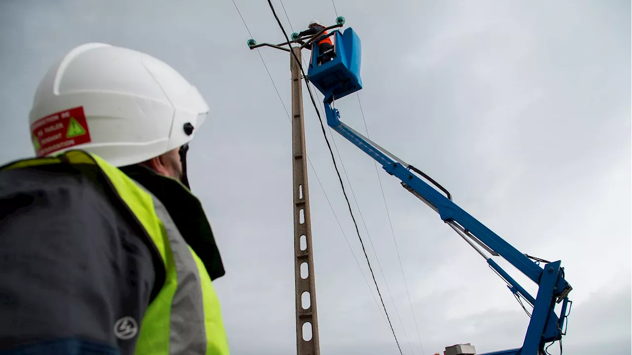 Tempête Ciaran : 260 000 foyers toujours privés d'électricité samedi matin