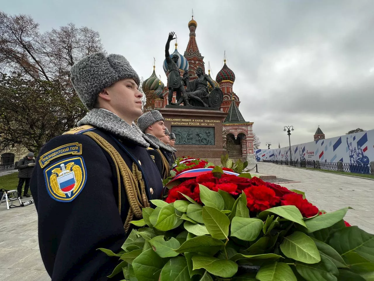 Путин в День народного единства возложил цветы к памятнику Минину и Пожарскому