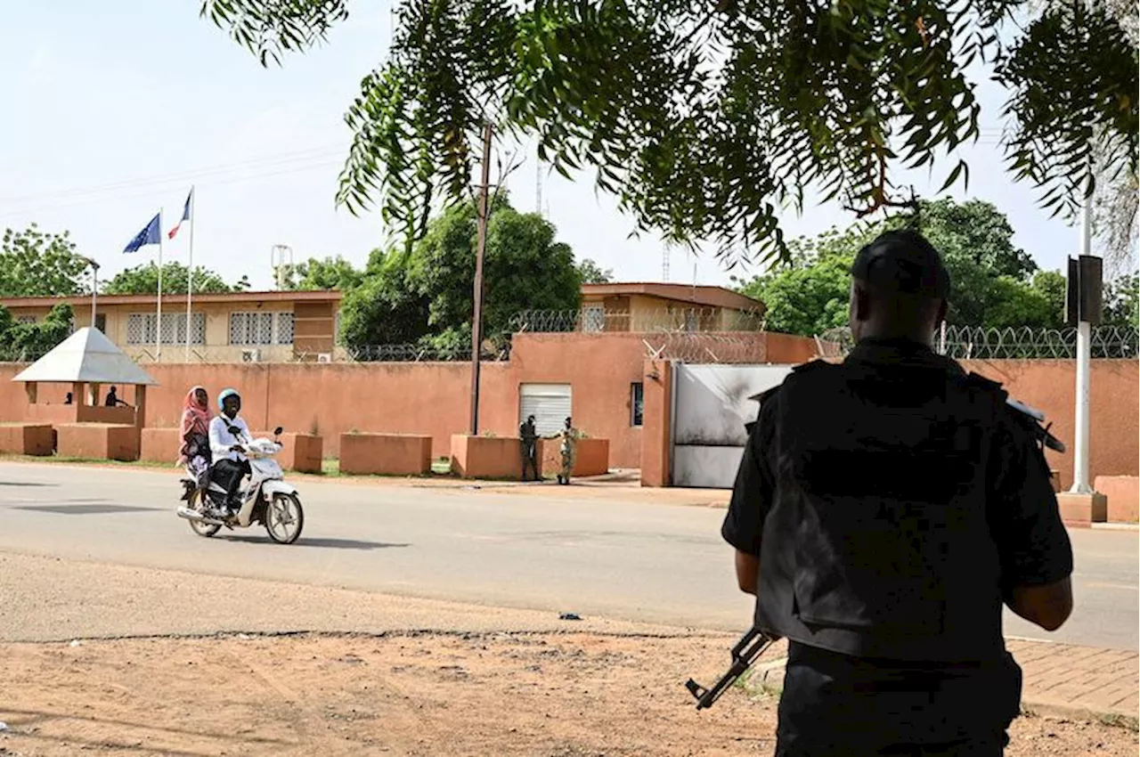 Niger : l'ambassadeur de France est pris 'en otage', selon Emmanuel Macron