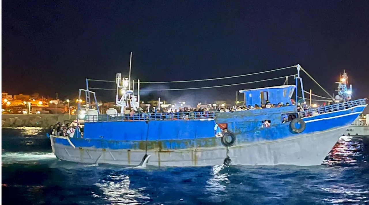 Lampedusa, maxi sbarco di migranti: circa 400 su peschereccio