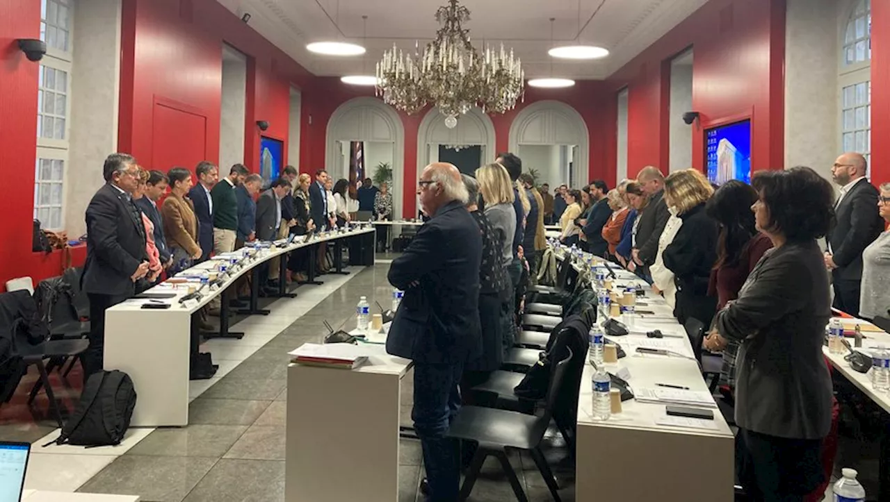 Une minute de silence au conseil municipal de Nîmes en mémoire à Dominique Bernard