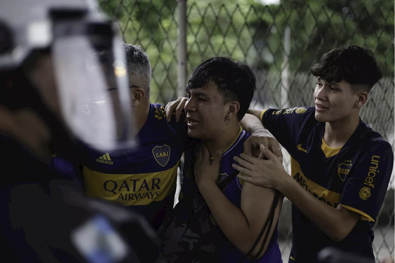 Los hinchas de Boca sin entradas y sin pantalla generan altercados antes de la final