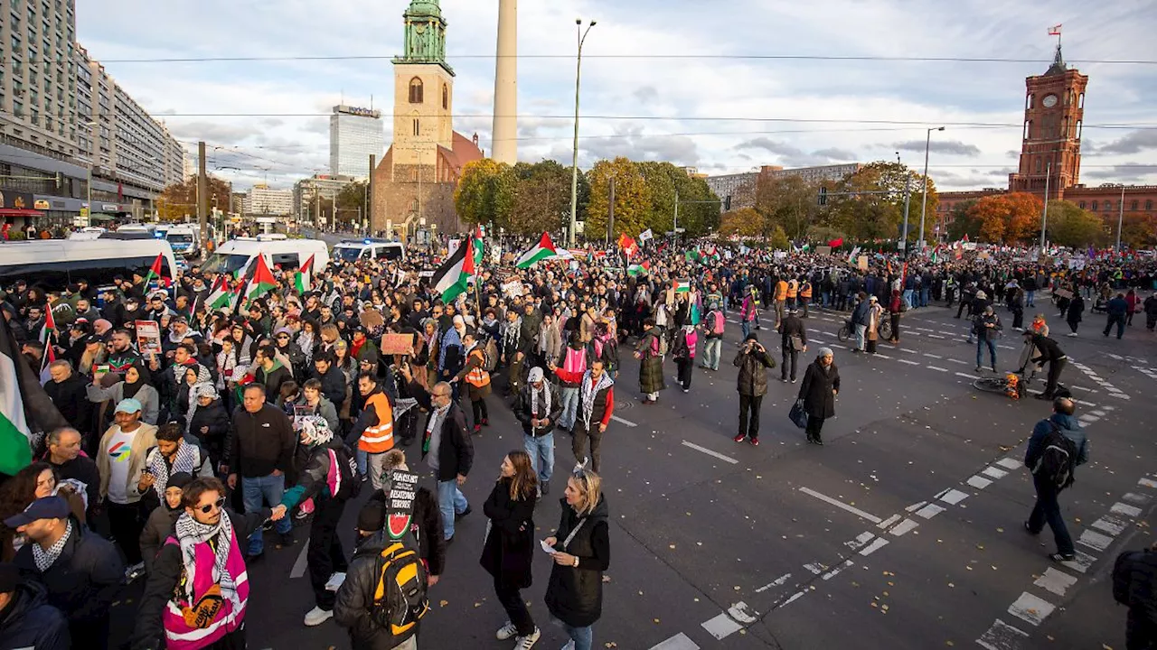 Polizei kündigt strenge Linie an: Tausende bei pro-palästinensischen Demonstrationen