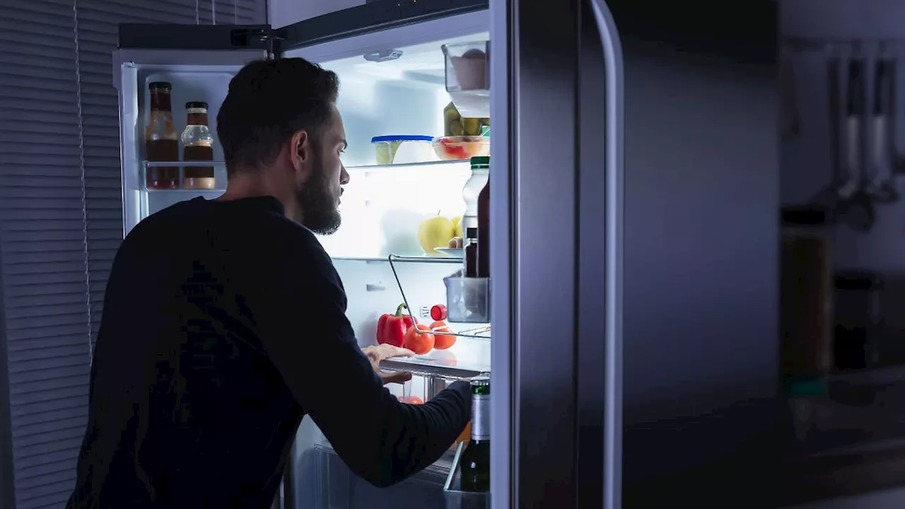 Zum Kühlschrank statt ins Bett: Wann wird nächtliches Essen zum Problem?