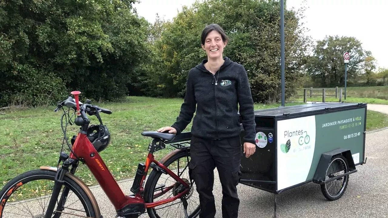 À Sainte-Luce, Marine, la paysagiste écolo, ne se déplace qu’à vélo