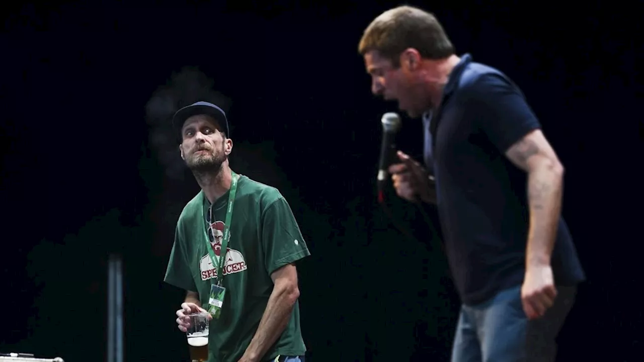 Sleaford Mods beëindigt concert om Palestijnse sjaal op podium