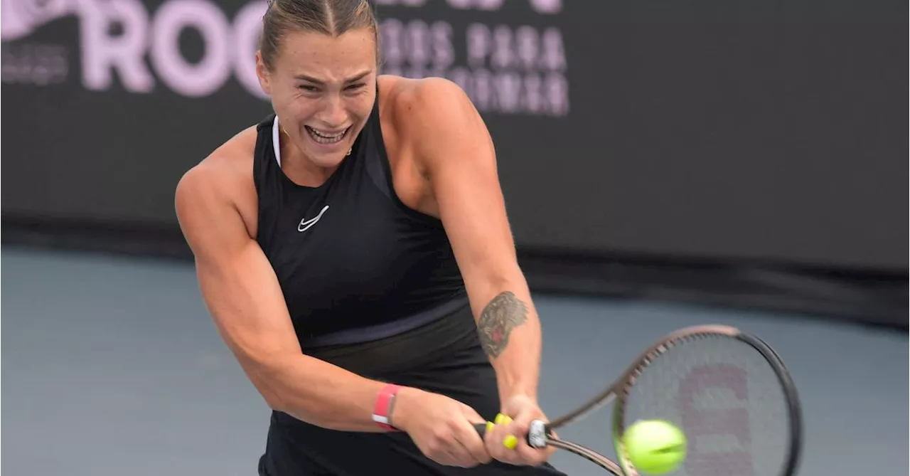 WTA Finals : Aryna Sabalenka bat Elena Rybakina et rejoint Iga Swiatek en demi-finale (vidéo)