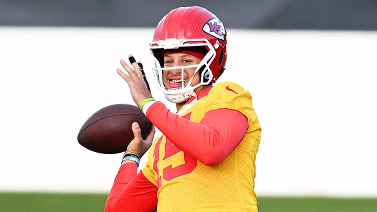 Mahomes not expecting illness or sore hand to impede him against Dolphins