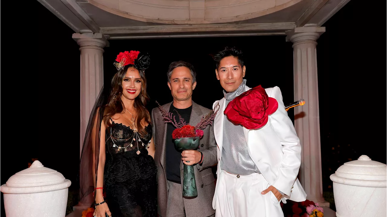 Una velada de Día de Muertos con Gael García, Ángela Aguilar, Jessica Alba y más