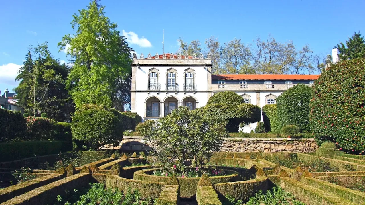 Descubre el único Parador fuera de España: un edificio histórico con jardines, piscinas y estilo barroco