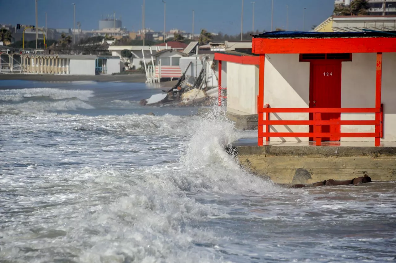 Roma, maltempo sul litorale: tromba d'aria e mareggiate