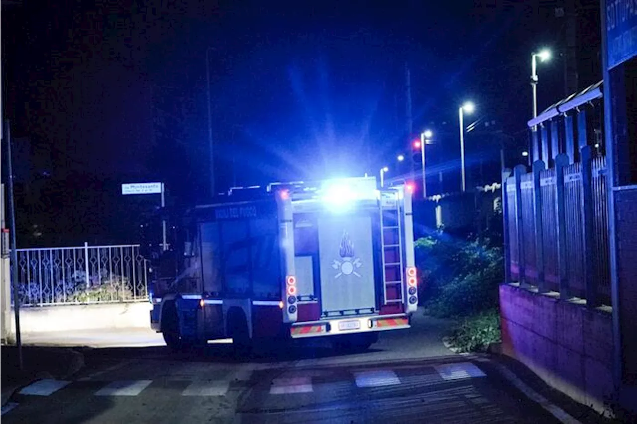 Attraversa i binari ma cade, muore travolto da un treno