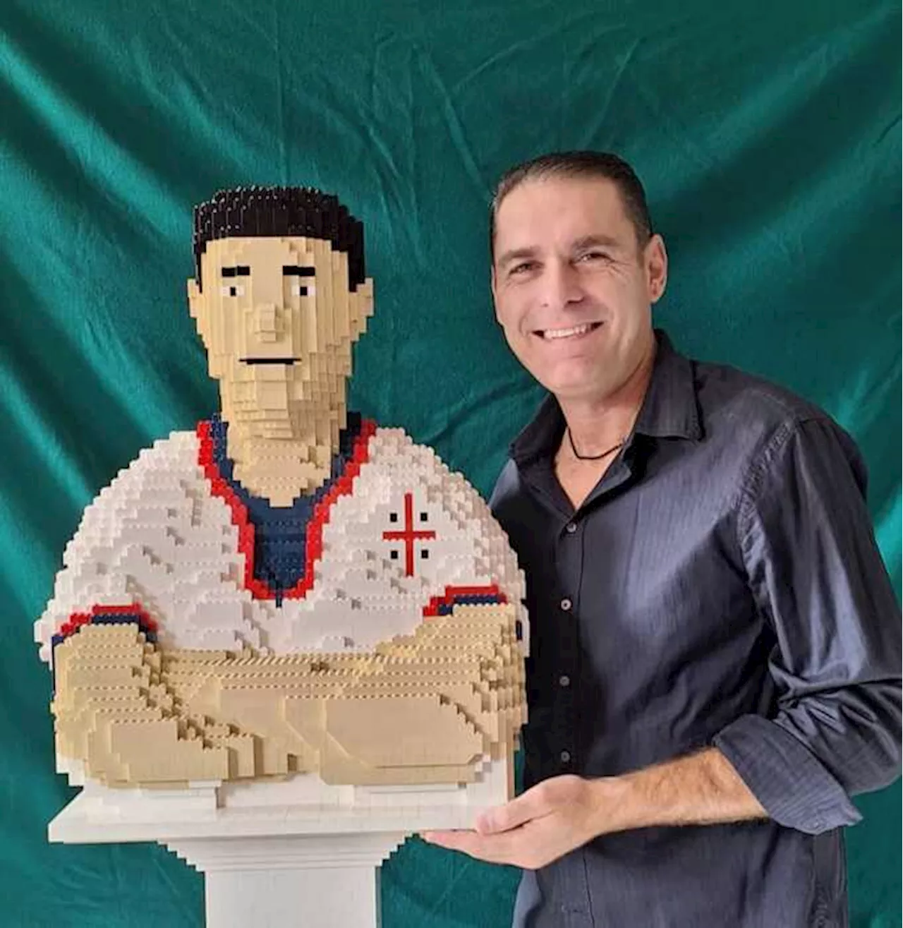 Un busto in Lego per gli auguri di compleanno a Gigi Riva