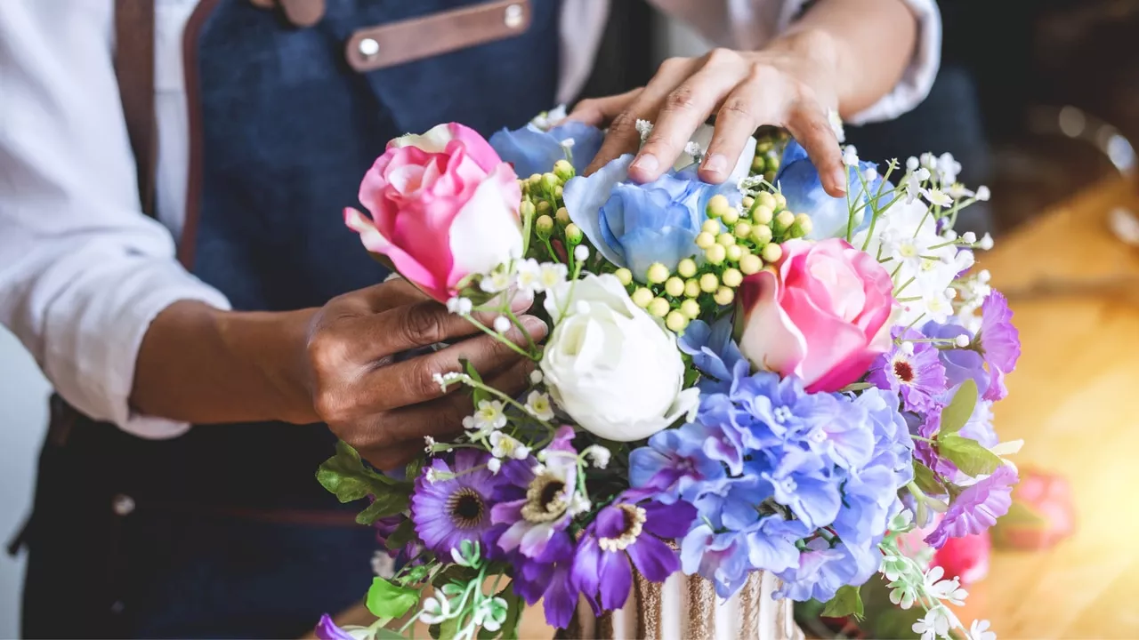 Dear Annie: Should I tell my associate the flowers they sent weren’t of quality?