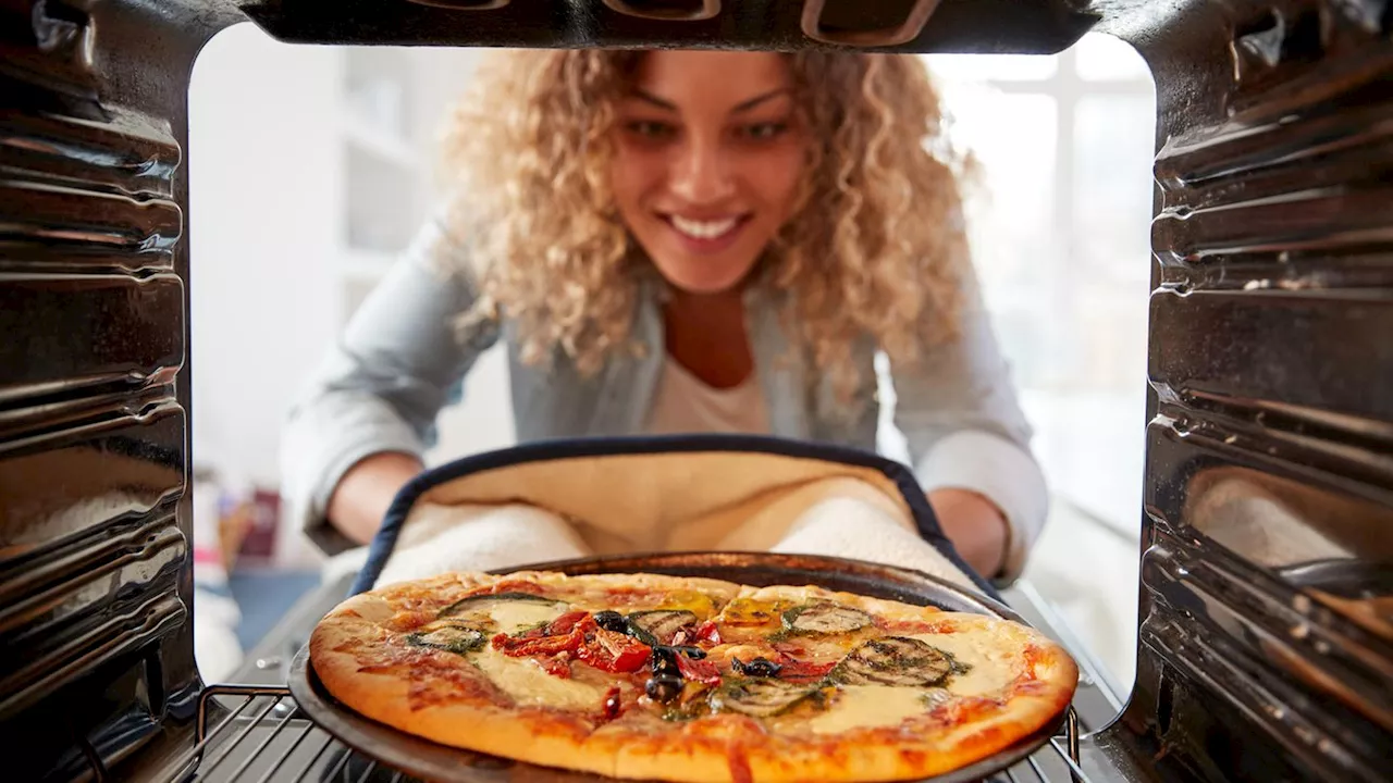 Tiefkühlpizza-Trick: Mit diesem Trick bekommst du 2 Pizzen auf ein Backblech