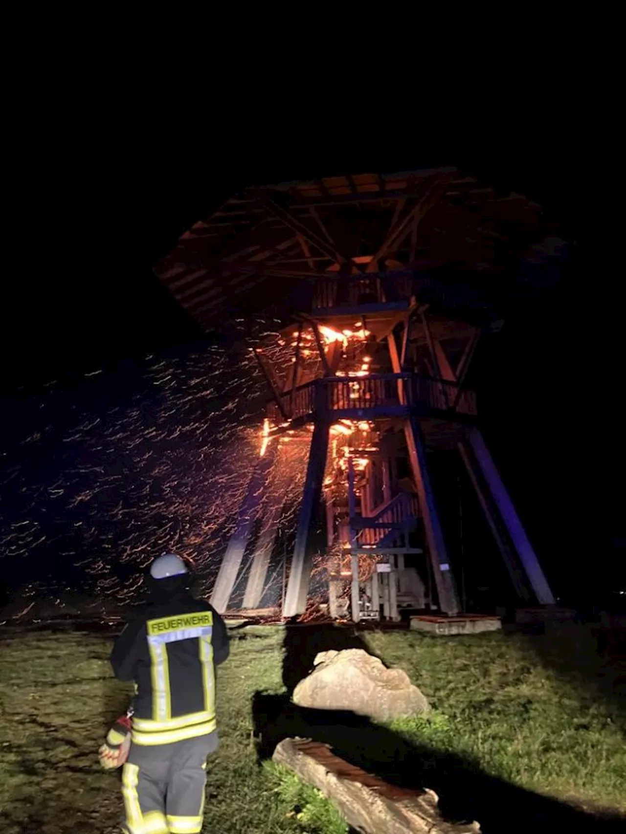 Hölzerner Aussichtsturm -Eggeturm- durch Brand schwer beschädigt - eine Person noch auf Aussichtsplattform