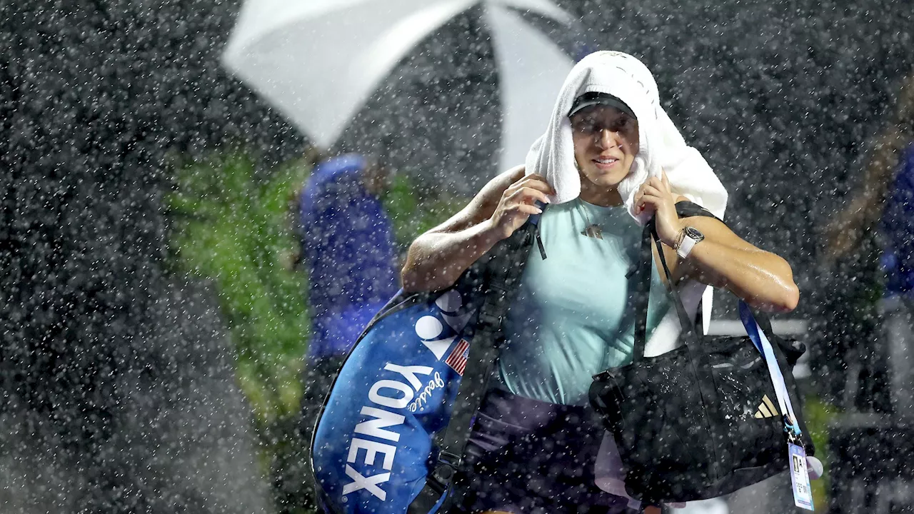 Jessica Pegula domine Coco Gauff (6-2, 6-1) sous la pluie et s'offre une place en finale