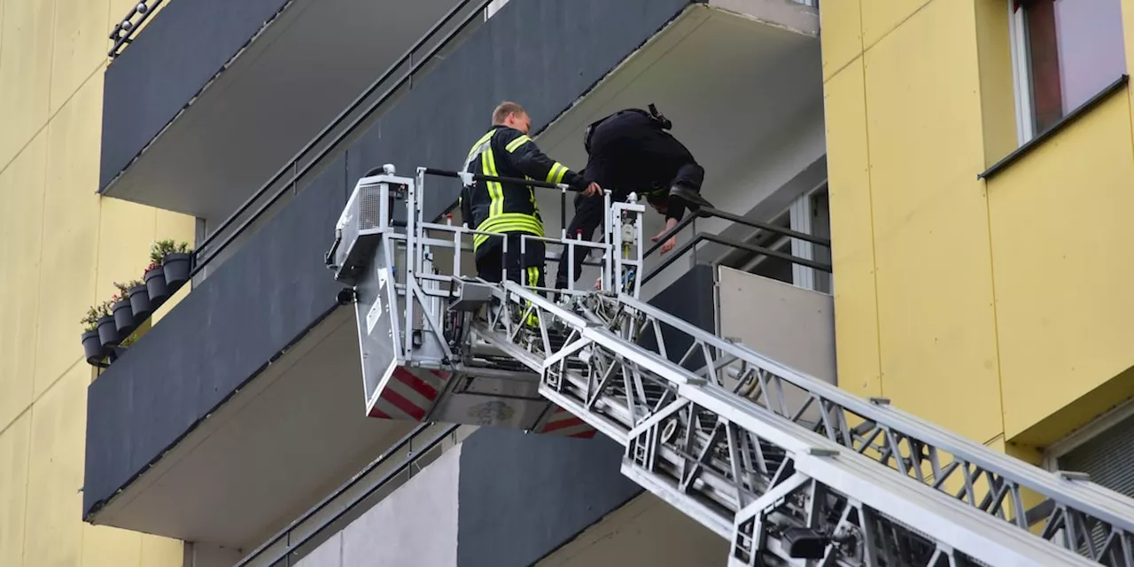 Sorge vor Sprengfallen: Hier untersucht die Polizei die Geiselnehmer-Wohnung