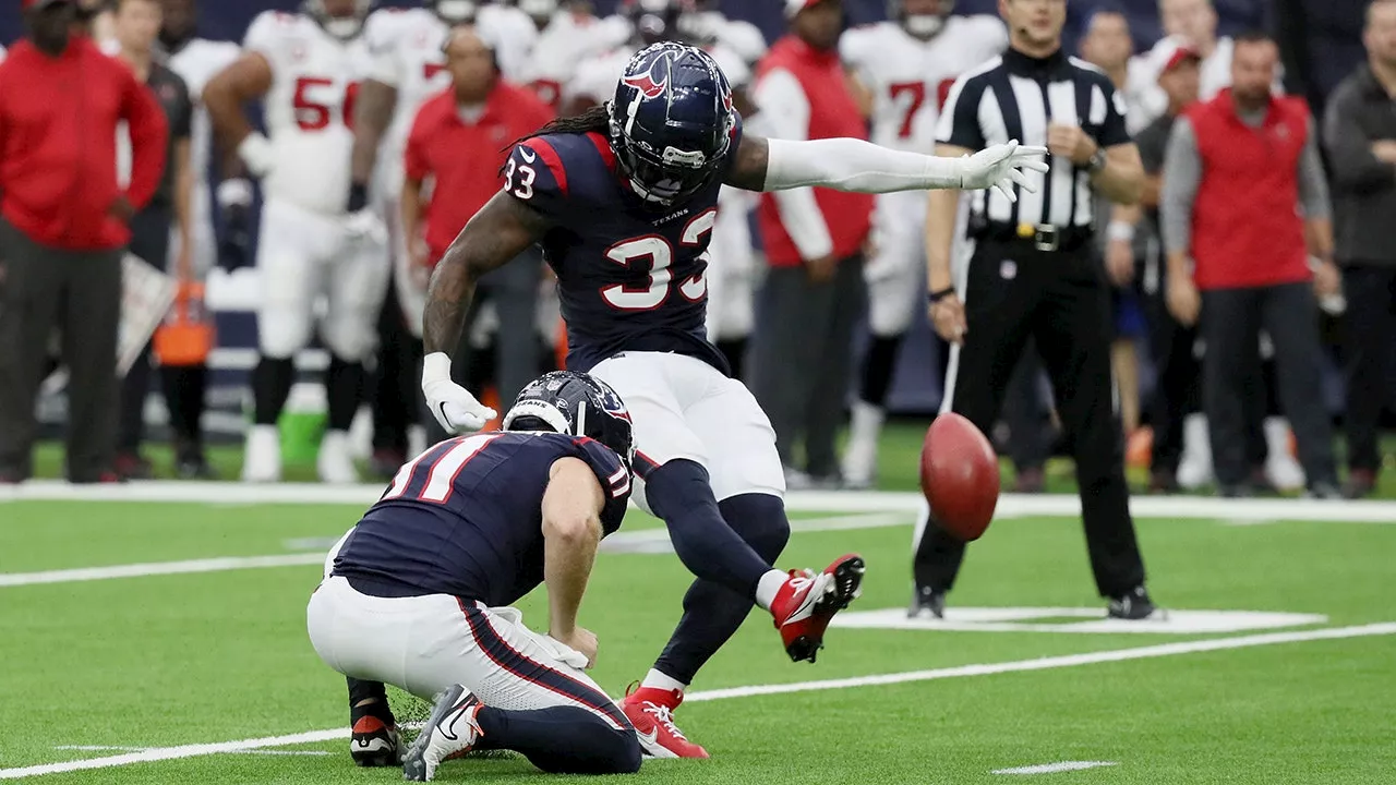 Texans’ running back Dare Ogunbowale kicks field goal on emergency notice during wild game vs Bucs