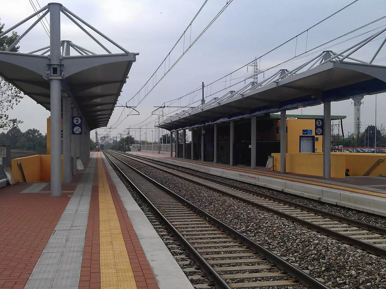 Cade mentre attraversa i binari: 32enne muore travolto da un treno a Milano