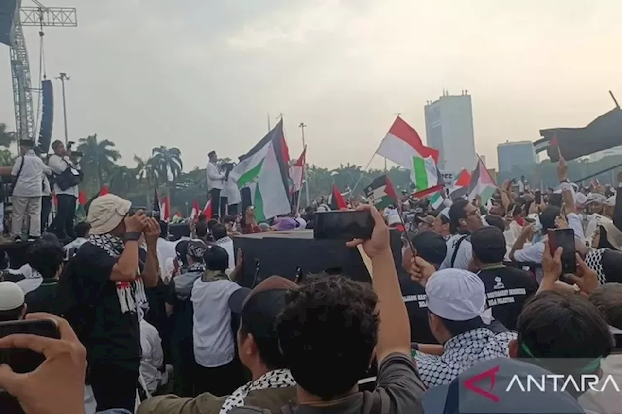 Jadi Peserta Biasa, Anies Baswedan dan Keluarga Hadiri Aksi Bela Palestina di Monas