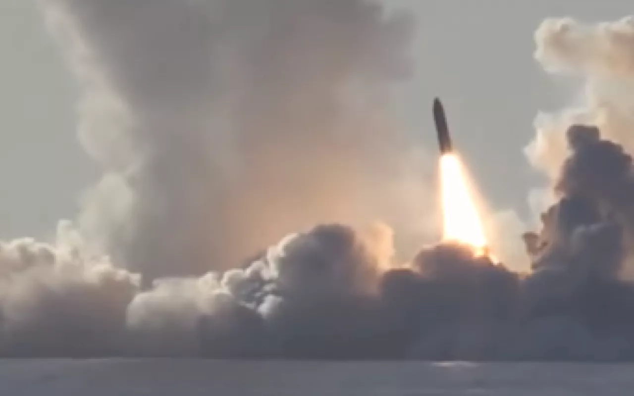 Rússia testa míssil balístico intercontinental com sucesso
