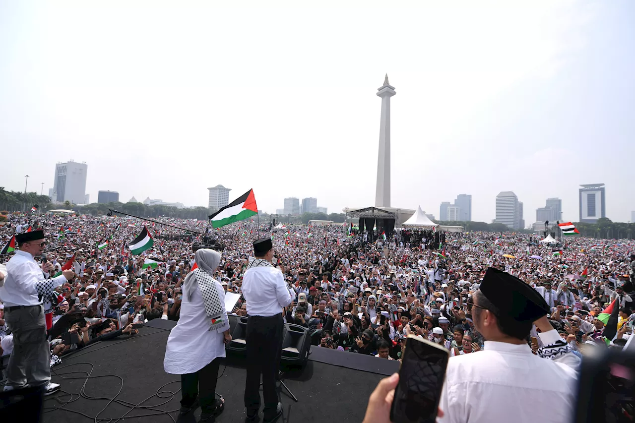 Anies Bersama Keluarga Turut Hadir dalam Aksi Akbar Bela Palestina di Monas
