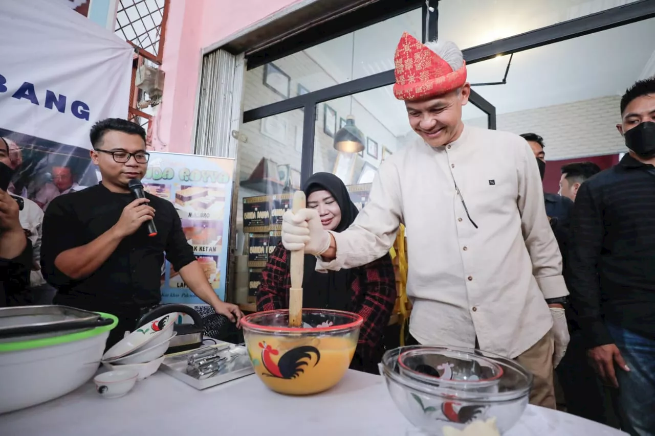 Momen Ganjar Ikut Membuat Kue Lapis Khas Palembang Bareng Pelaku UMKM