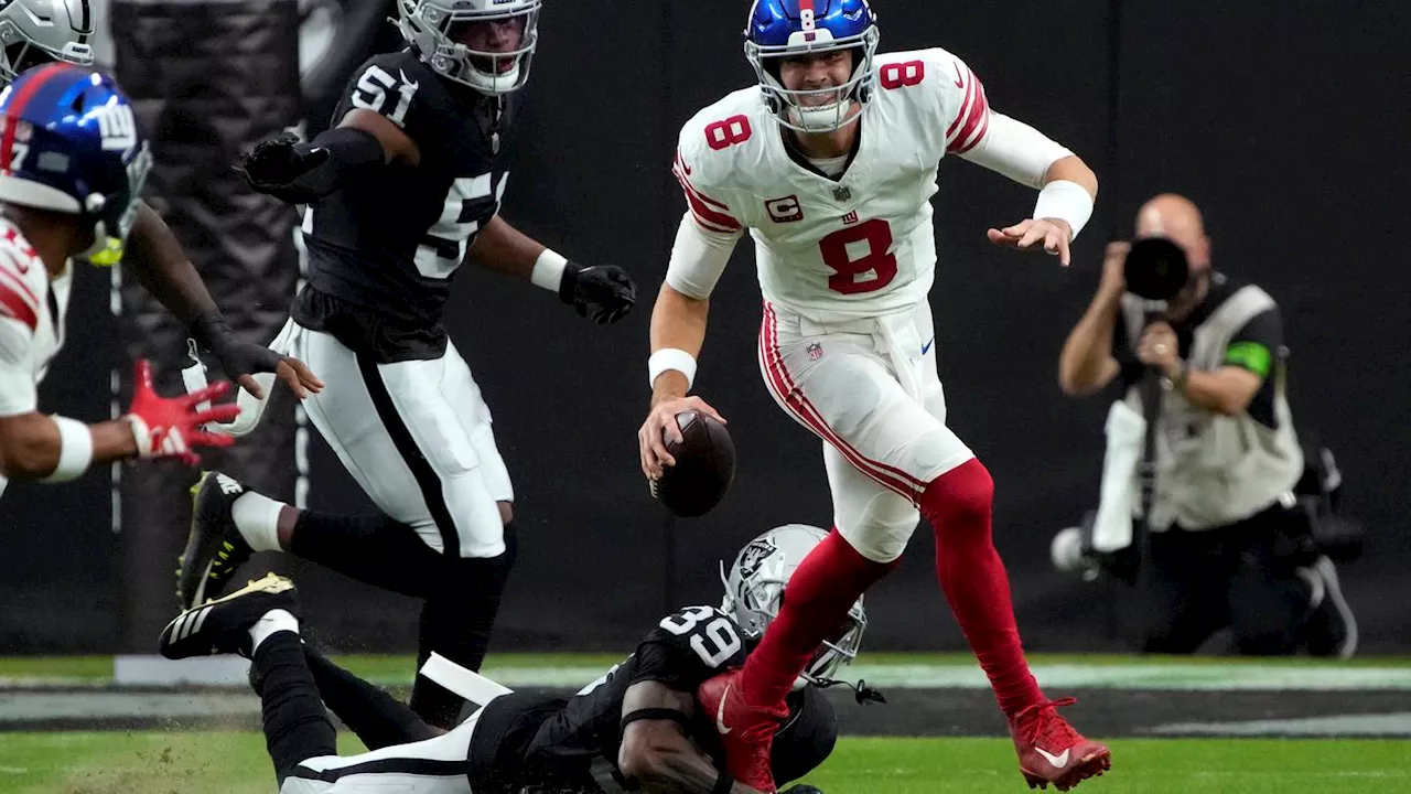 Giants QB Daniel Jones goes down with non-contact injury, replaced by Tommy DeVito