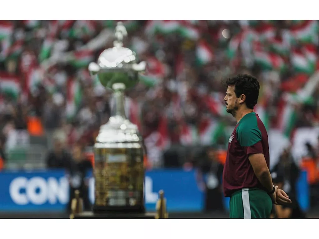 Diniz celebra título da Libertadores com o Fluminense: 'O campeão é aquele que não desiste'