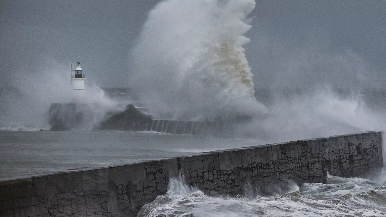 Tempête Domingos : 12 départements en vigilance orange crues et vagues, des coupures d'électricité signalées