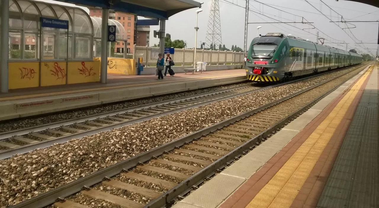 Attraversa i binari ma cade dalla banchina, uomo di 32 anni morto investito dal treno in stazione. Il macchini