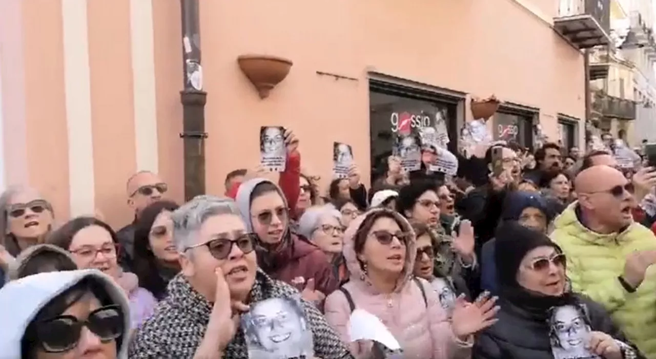 Elisa Claps, proteste per la celebrazione della messa nella chiesa riaperta. In centinaia urlano al vescovo: «