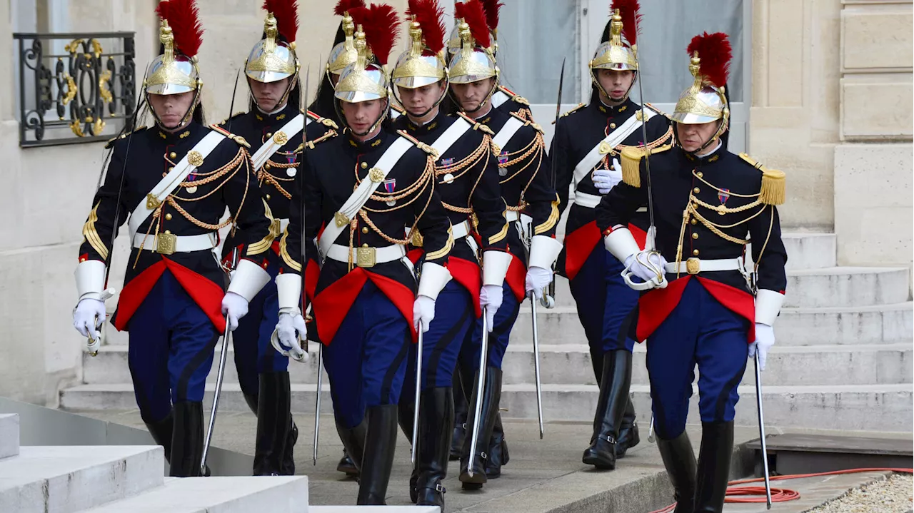 Emmanuel Macron renoue avec la relève de la garde républicaine à l’Élysée