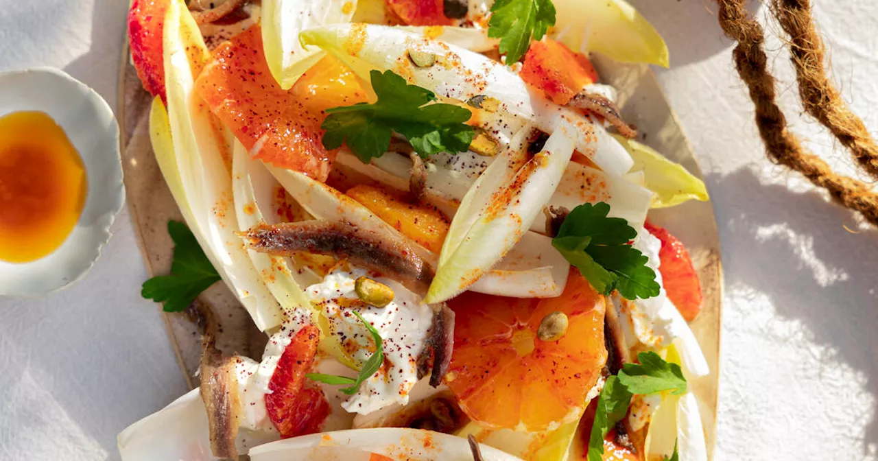 La recette du dimanche : une salade d’endives aux oranges sanguines, anchois, burrata et harissa