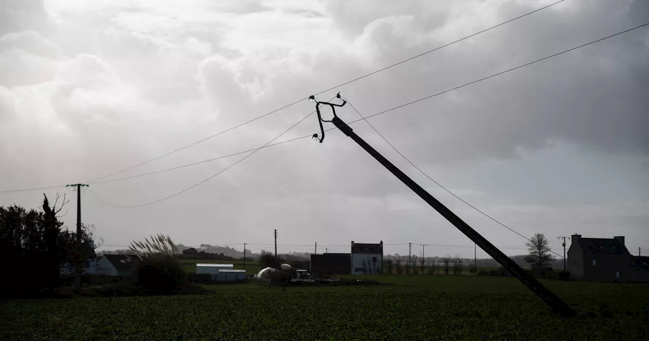 Tempête Ciaran : un technicien d’Enedis venu prêter main forte est mort électrocuté en Bretagne