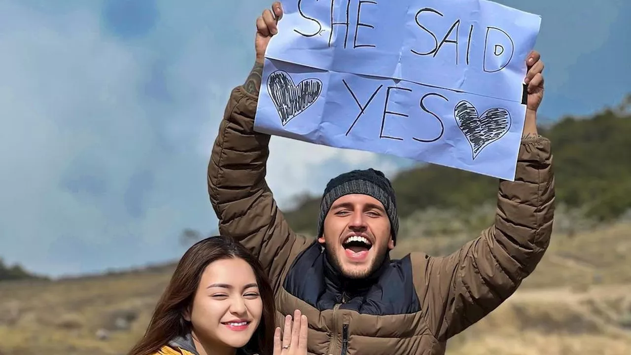 Nathalie Holscher Dilamar Pacar di Gunung Gede, Ladislao Camara: She Said Yes!