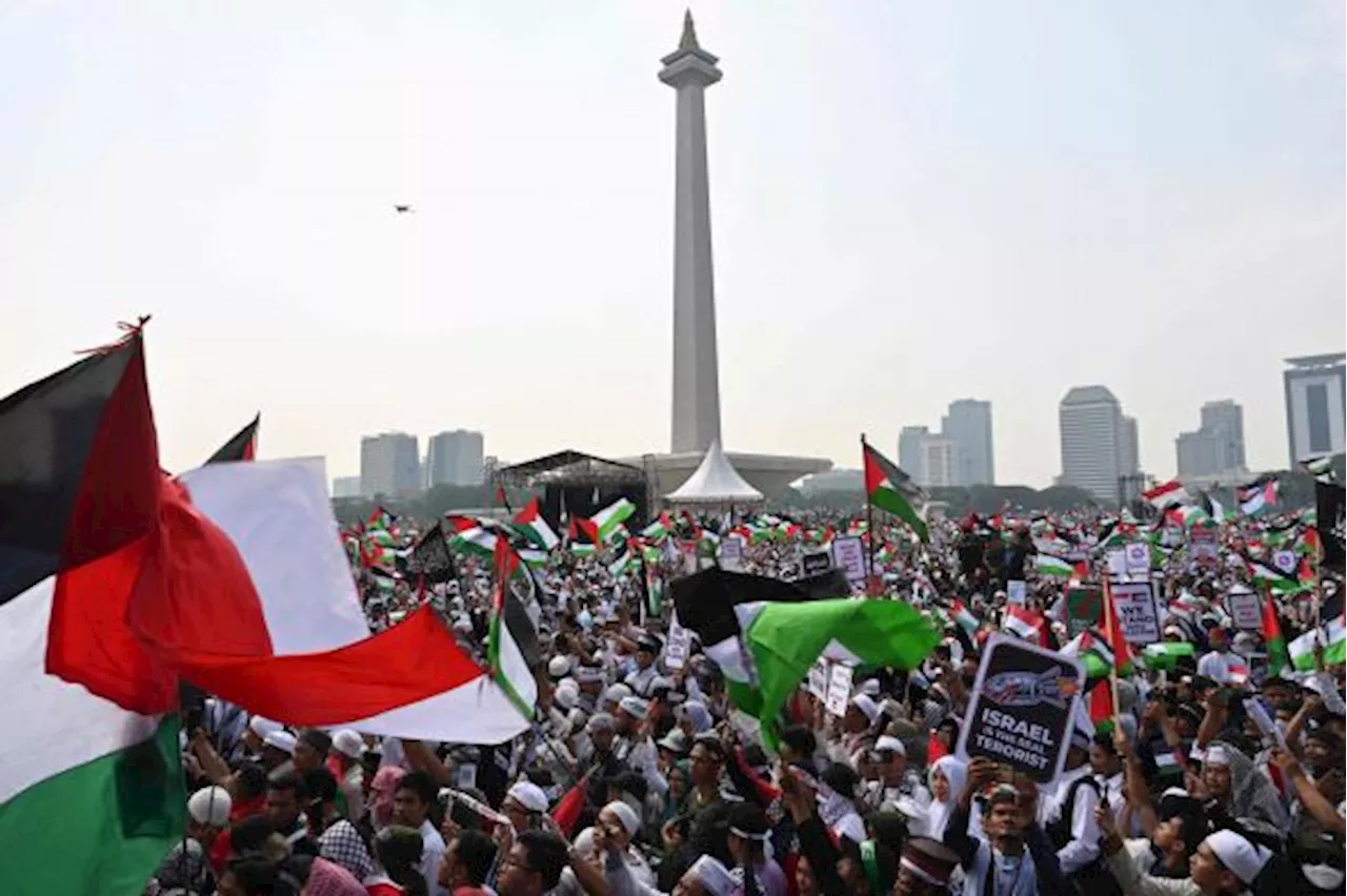 Ribuan Peserta Aksi Damai Bela Palestina Penuhi Kawasan Monas